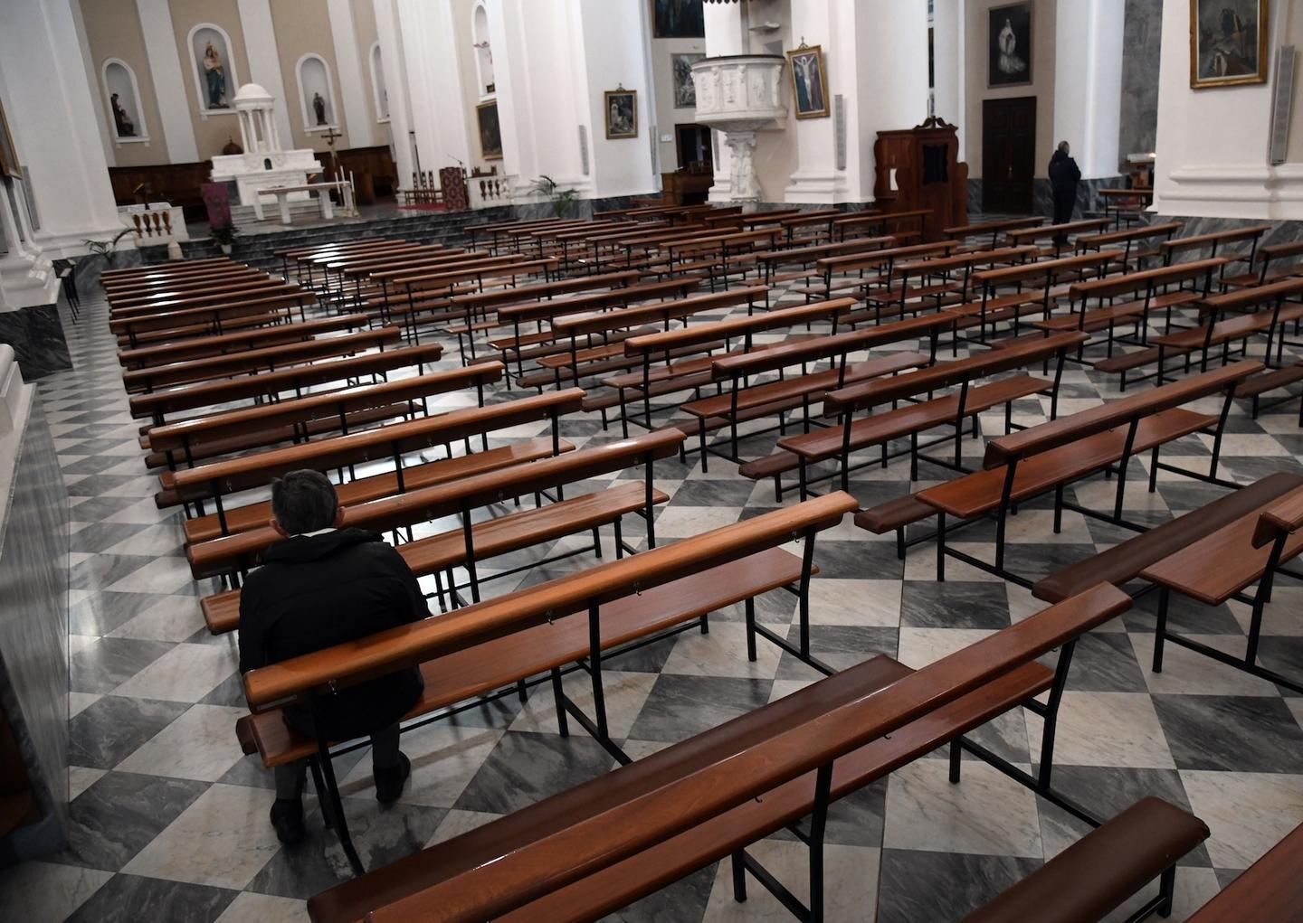 Lunedì via alle messe con fedeli distanziati e confessioni all’aperto