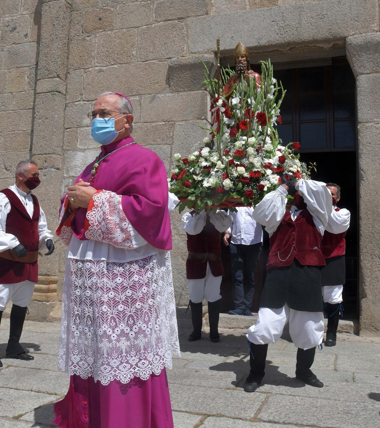 Lacrime, petali e applausi al passaggio del patrono 