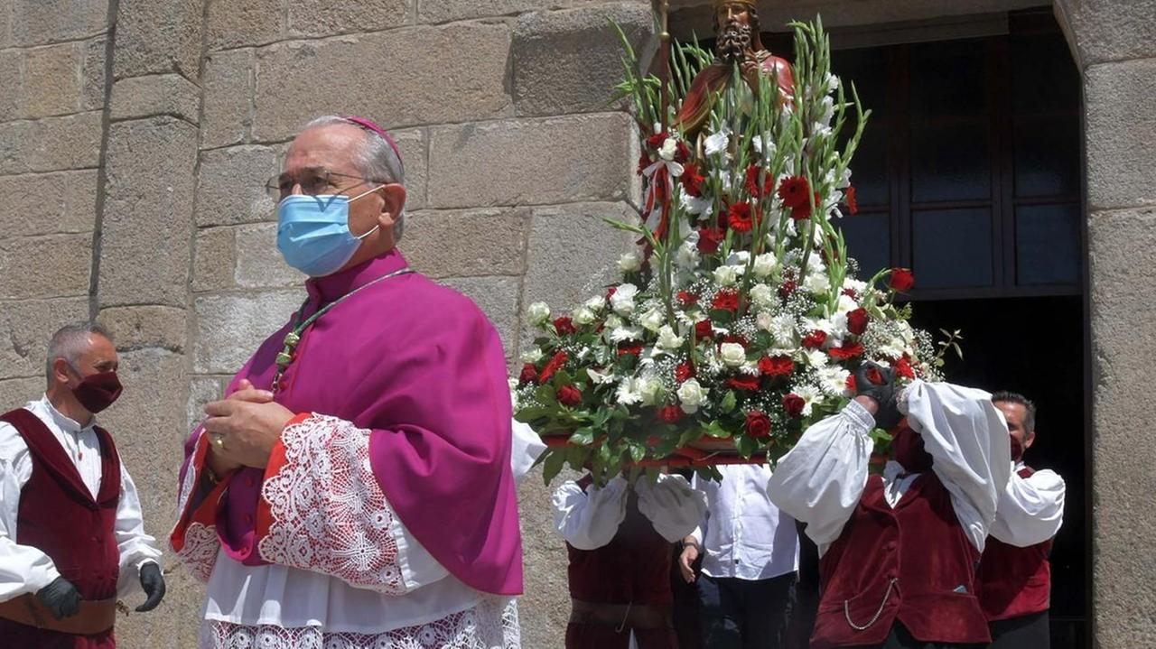 Lacrime, petali e applausi al passaggio del patrono