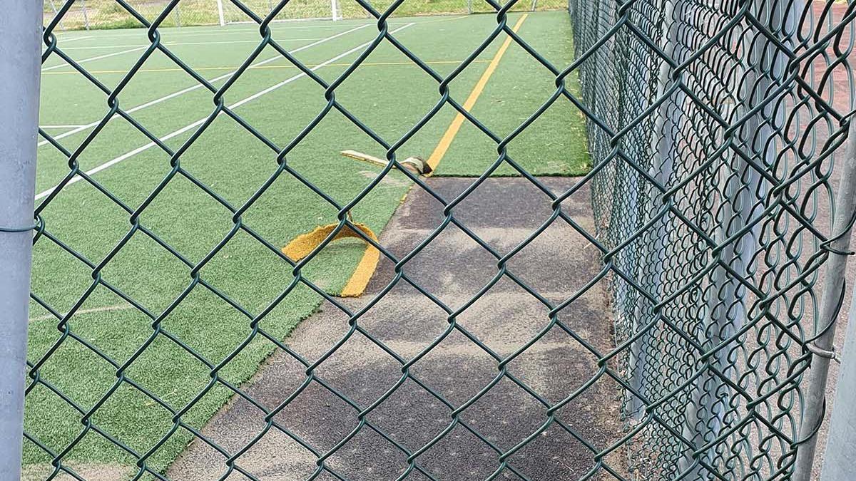 Il pezzo di erba sintetica strappato e portato via dal campo di calcetto