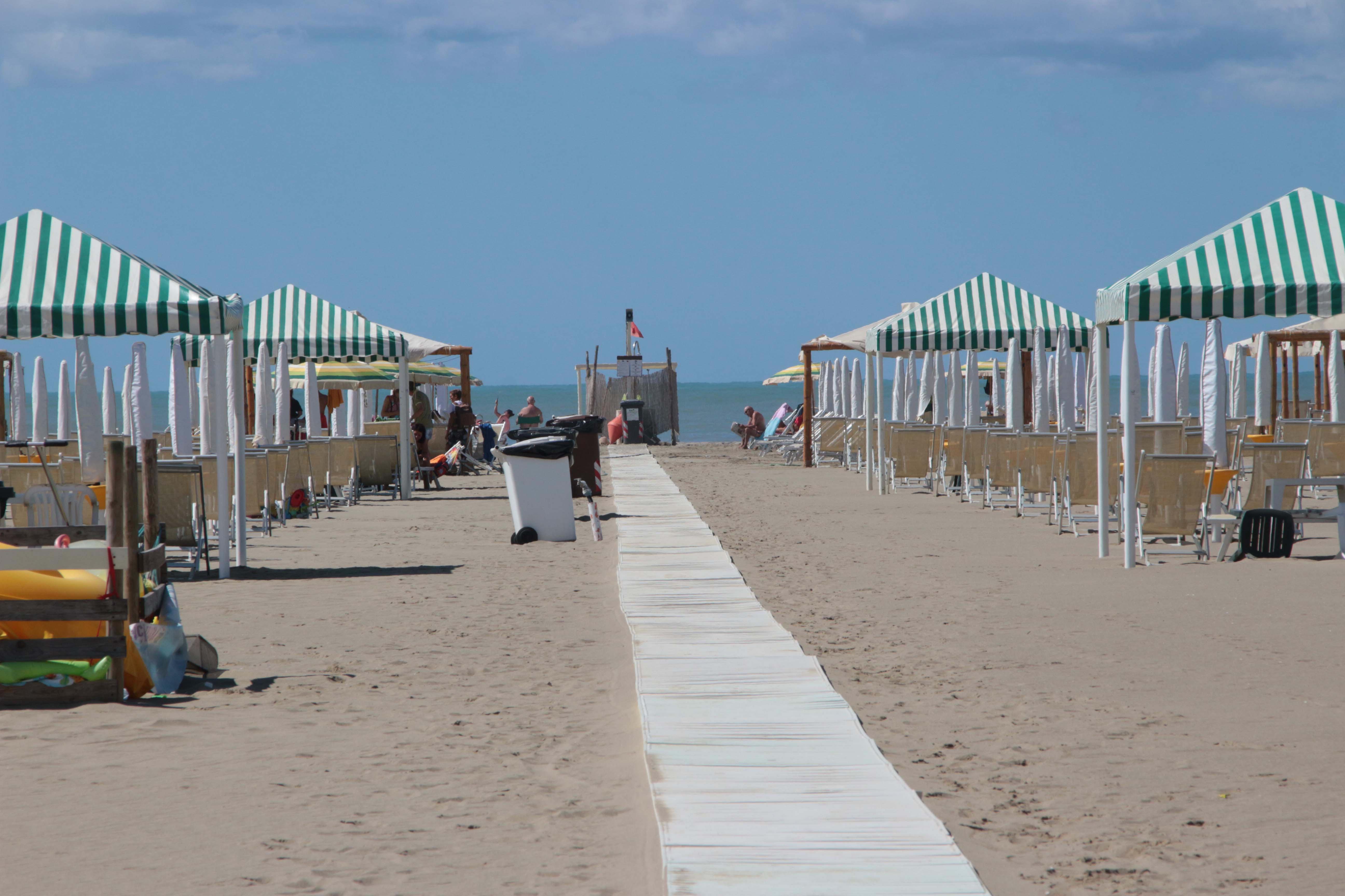 Il pranzo in spiaggia e ombrelloni a 3 metri: ecco il bagno distanziato 