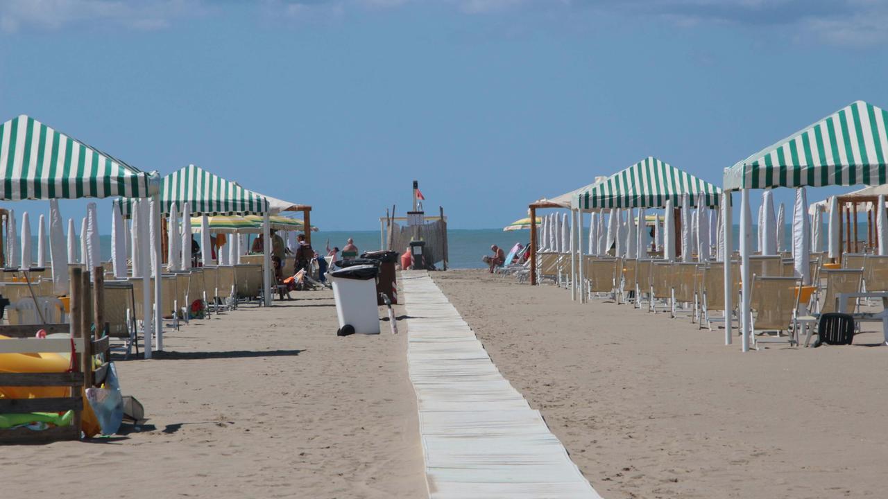 Il pranzo in spiaggia e ombrelloni a 3 metri: ecco il bagno distanziato