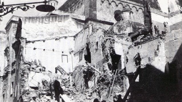 Uno scatto realizzato la mattina dopo i bombardamenti ad Alghero dal fotografo Arturo Usai