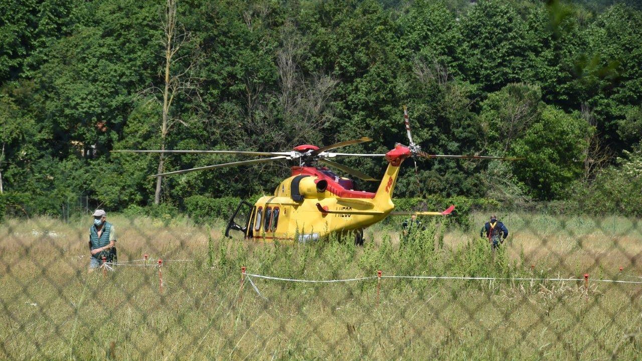 L'elicottero del 118 durante i soccorsi all'uomo caduto con il parapendio (Fotomania)