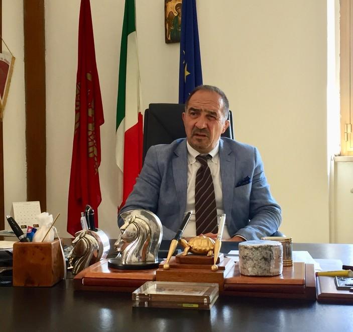 Agente picchiato dopo l'assembramento. Il questore: «Autorizzo l'uso dei caschi protettivi» 