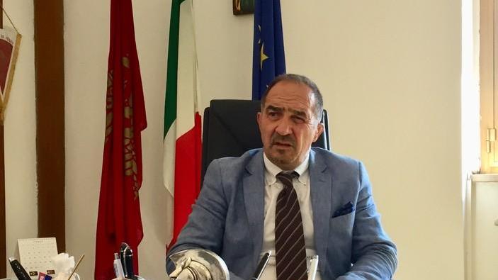Agente picchiato dopo l'assembramento. Il questore: «Autorizzo l'uso dei caschi protettivi»