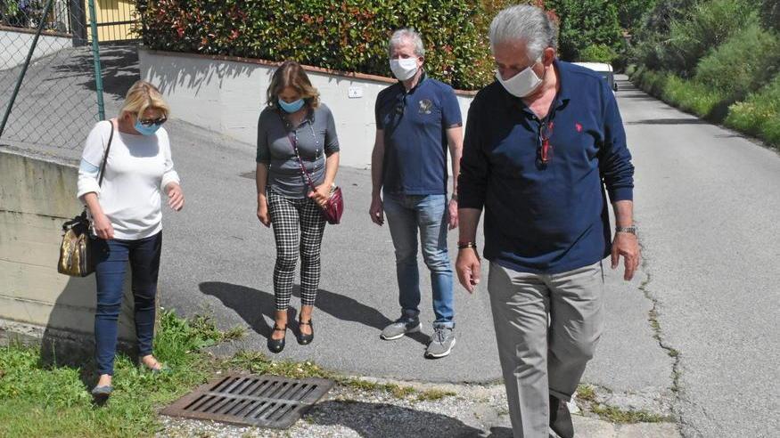 Liquami di fogna nel fosso: «Il Comune di Pistoia deve coprirlo»