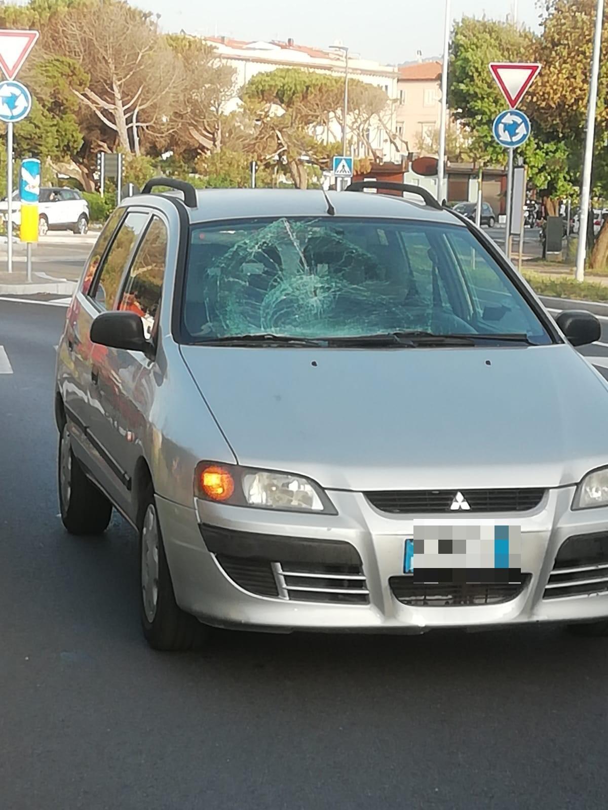 L'auto danneggiata dopo l'incidente sul viale Italia