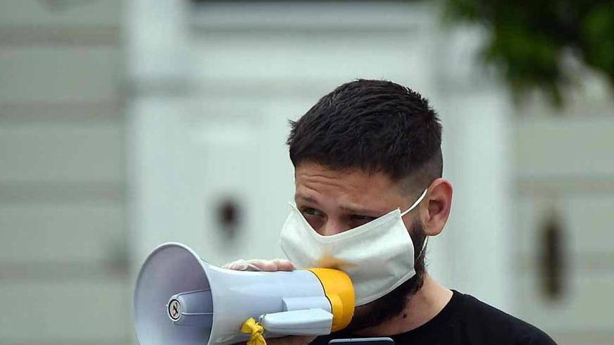 «Patrimoniale sui ricchi» flash-mob in piazza dell’Usb