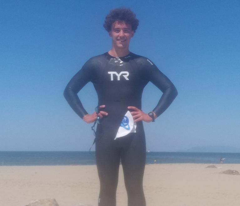 Il campione di nuoto si allena in mare 