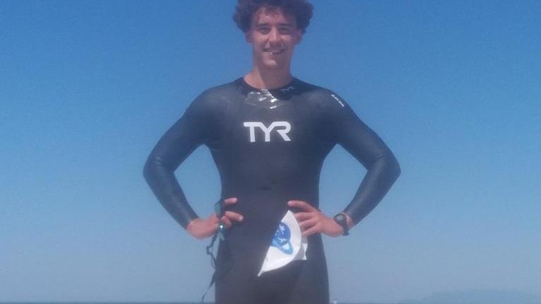 Il campione di nuoto si allena in mare