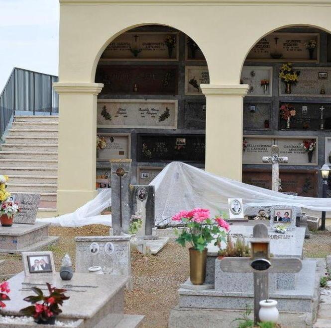 Lapidi spezzate e una striscia di tessuto Atto vandalico scoperto al cimitero 