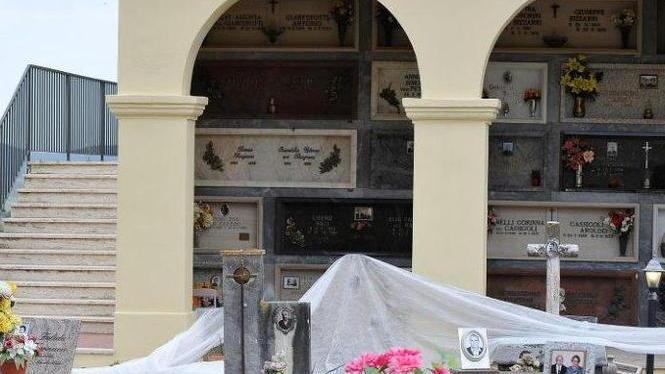 Lapidi spezzate e una striscia di tessuto Atto vandalico scoperto al cimitero