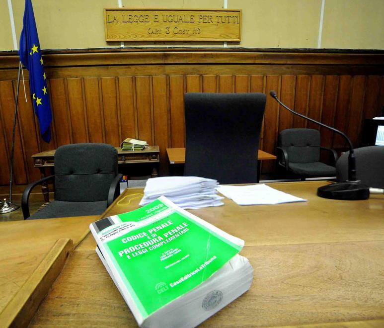 Politico condannato per atti persecutori 