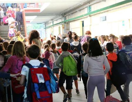 Boom di studenti e meno insegnanti Torna il rischio delle “classi pollaio” 