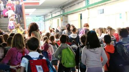 Boom di studenti e meno insegnanti Torna il rischio delle “classi pollaio”
