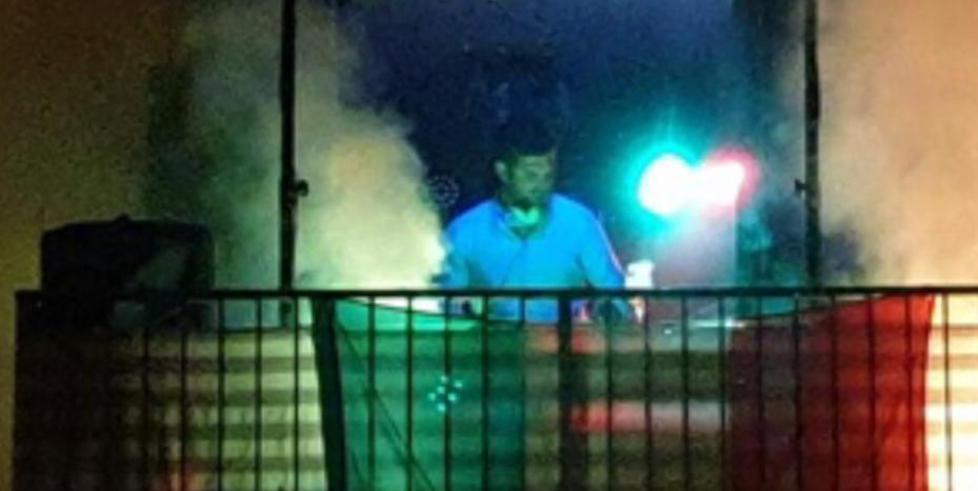 Musica dal balcone contro il Covid Il dj anima il paese