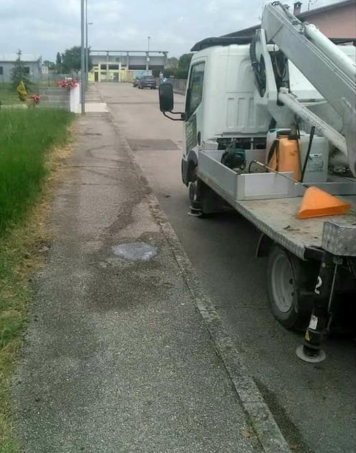 È cominciato il diserbo per sistemare il verde a bordo strada 