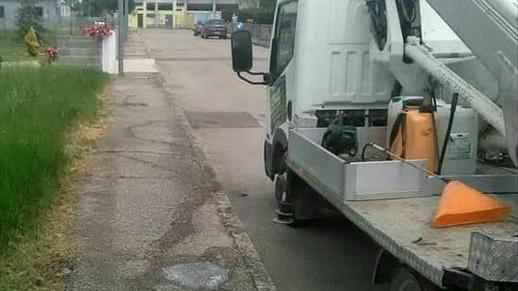 È cominciato il diserbo per sistemare il verde a bordo strada