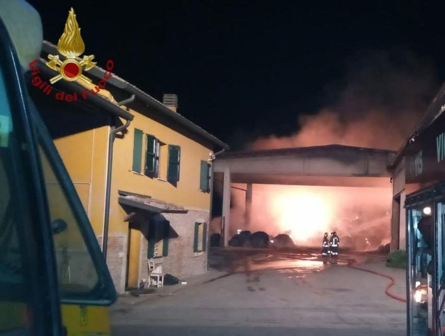 Distrutte duemila rotoballe nell’incendio di un fienile 