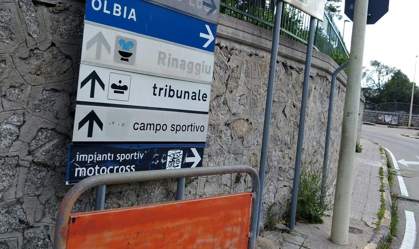 Pali, cartelli, rampicanti: i pedoni in strada a proprio rischio