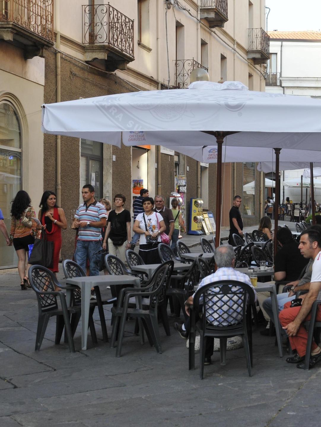 Piazze e giardini curati dagli esercenti 