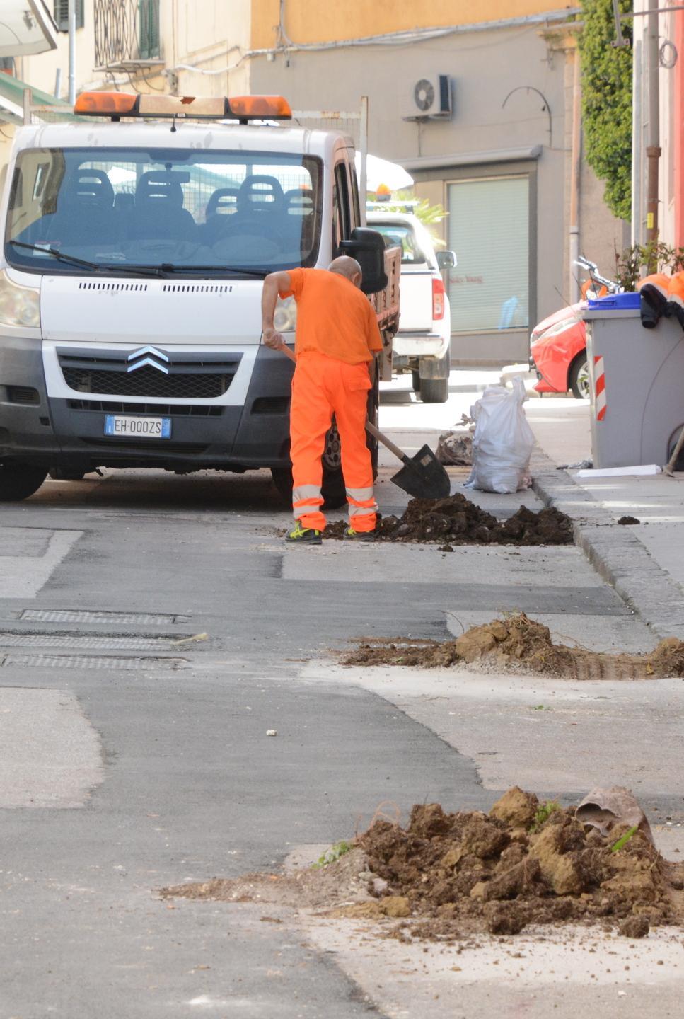 Il Comune rimuove nove maxi fioriere 