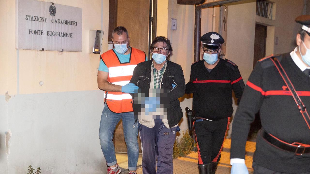 L'arrestato (foto Paolo Nucci e Lorenzo Innocenti)