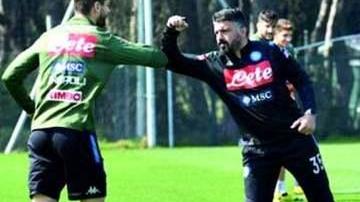 Saluto col gomito tra Llorente e Gattuso all’allenamento del Napoli