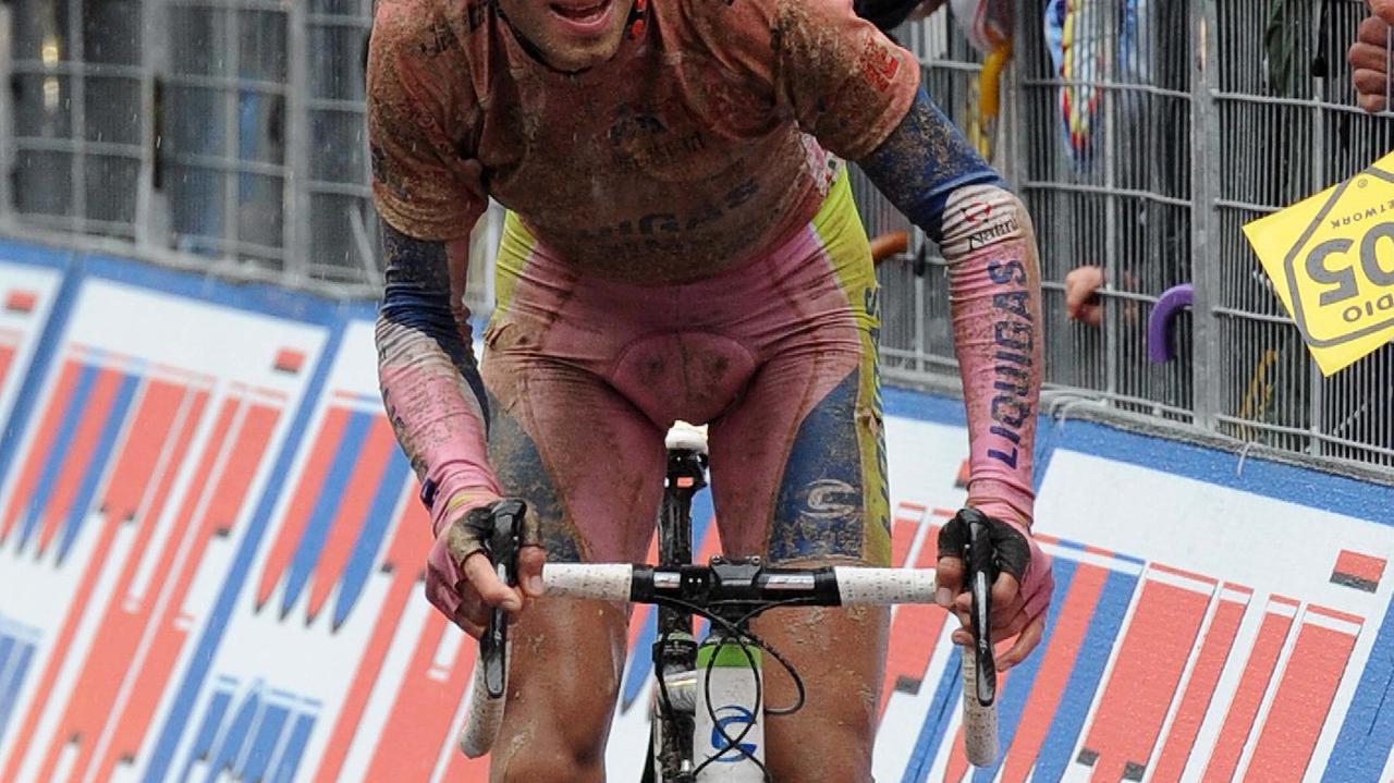 15 maggio 2010: l’arrivo di Vincenzo Nibali, completamente ricoperto di fango, sul traguardo di Montalcino: il siciliano vestiva la maglia rosa