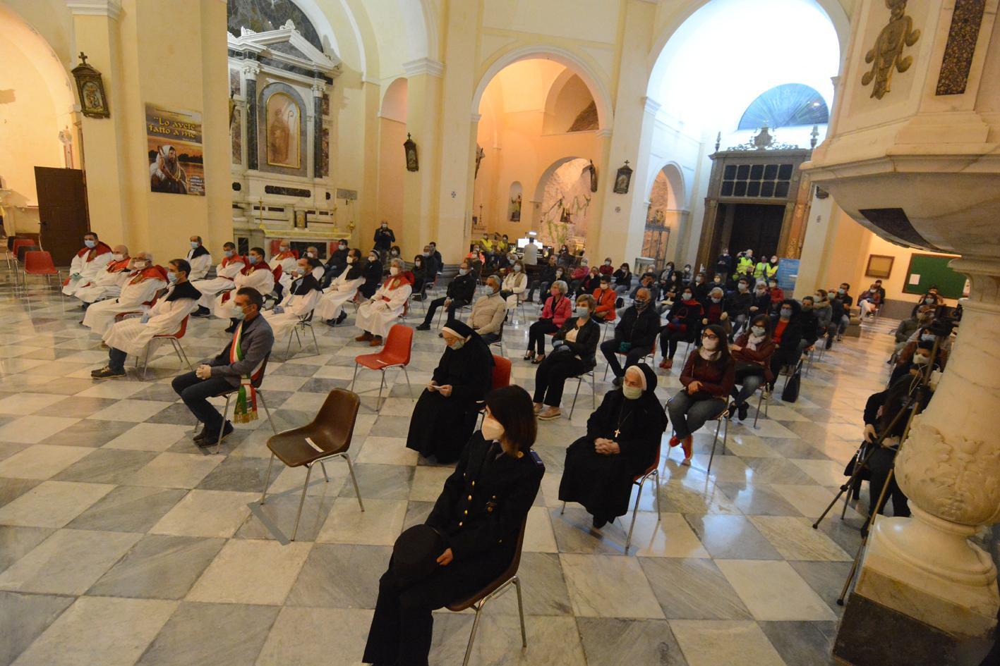 Un momento della messa con i fedeli distanziati (foto francesco pinna)