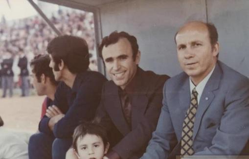 Tonino Colomban, il primo a destra, sulla panchina della Torres