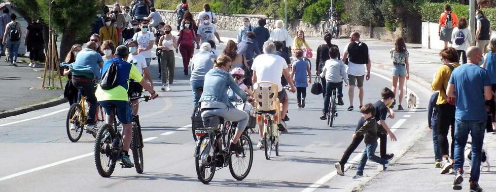 A passeggio o in bici sul lungomare senza traffico