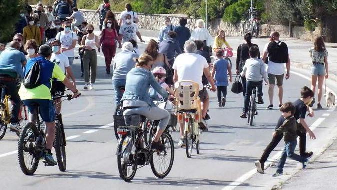 A passeggio o in bici sul lungomare senza traffico