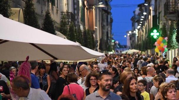 Ombrelloni chiari e arredi condivisi tra commercianti