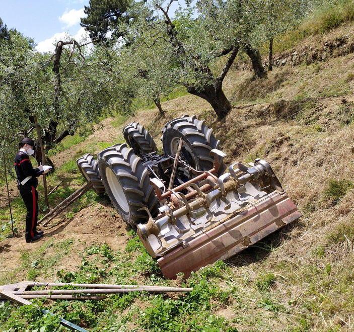 Imprigionato sotto il trattore ma esce illeso dall’incidente 