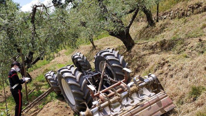 Imprigionato sotto il trattore ma esce illeso dall’incidente