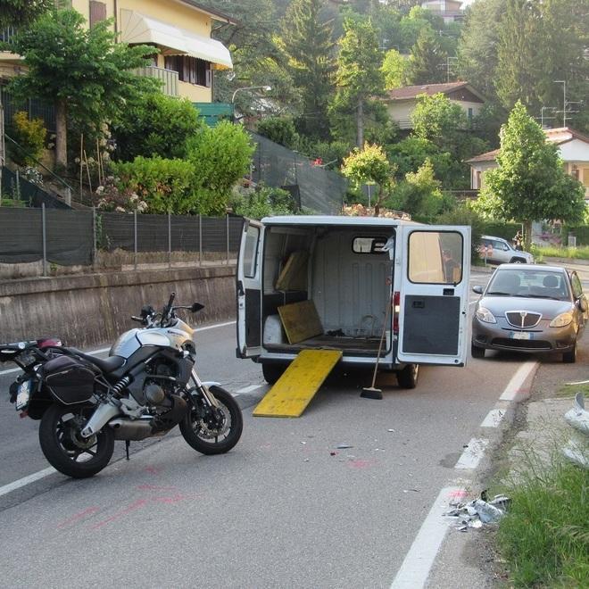 Motociclista coinvolto in un frontale sulla Giardini 