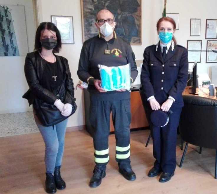 Le mascherine fatte dai carcerati consegnate alle forze dell’ordine 