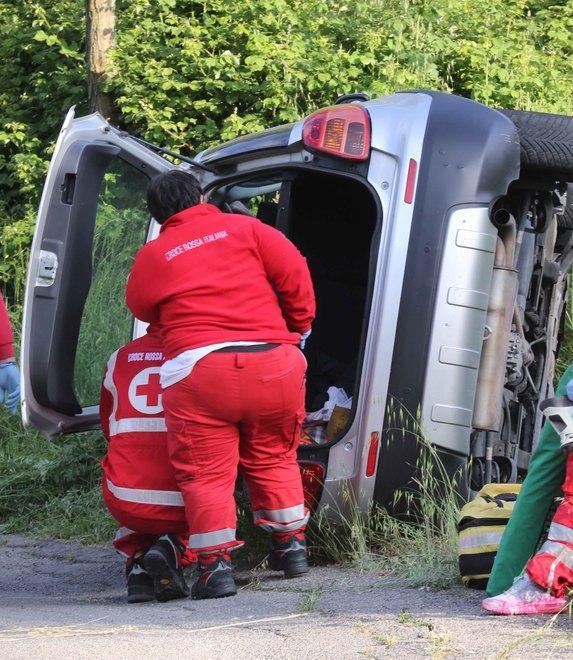 Perde il controllo dell’auto e finisce fuori strada, due persone ferite 