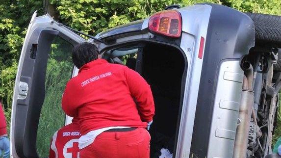 Perde il controllo dell’auto e finisce fuori strada, due persone ferite