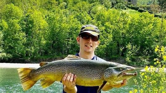 Riolunato Matteo e una trota da record pesa 7 chili ed è lunga 78 cm