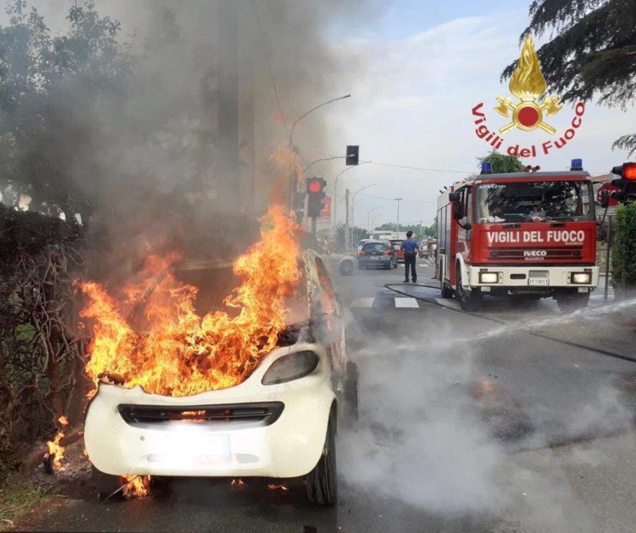 Auto in fiamme, il conducente si mette in salvo