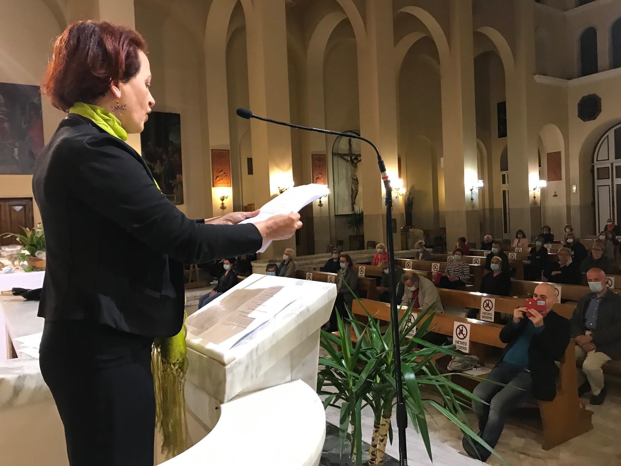 Stefania Stefanin sull'altare della chiesa di San Bartolomeo (foto Batavia)