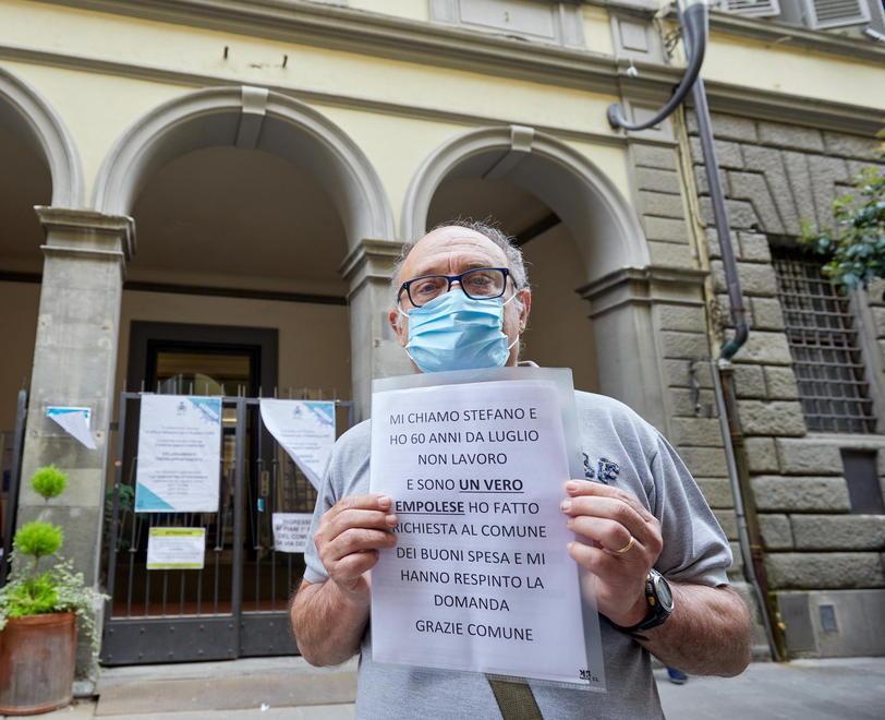Escluso dai bonus spesa manifesta davanti al Comune di Empoli