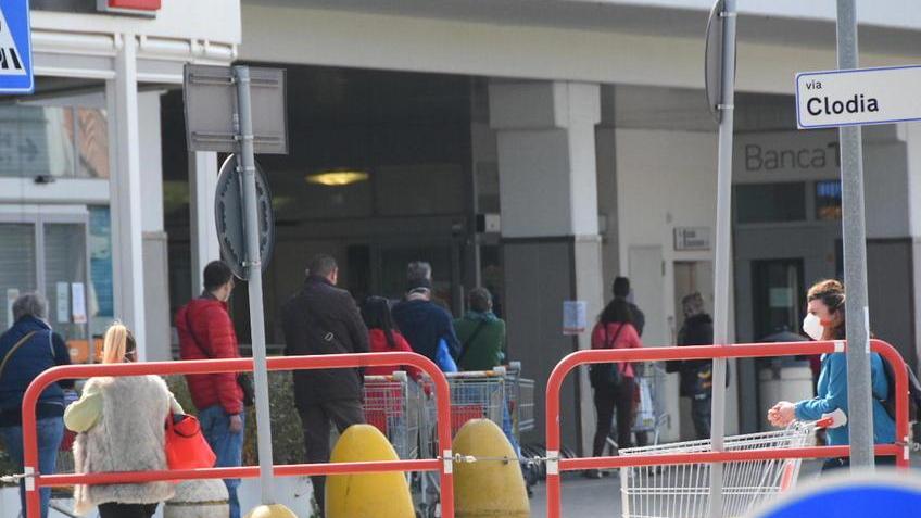 Via libera alla spesa con il coniuge ma in alcuni store si entra da soli