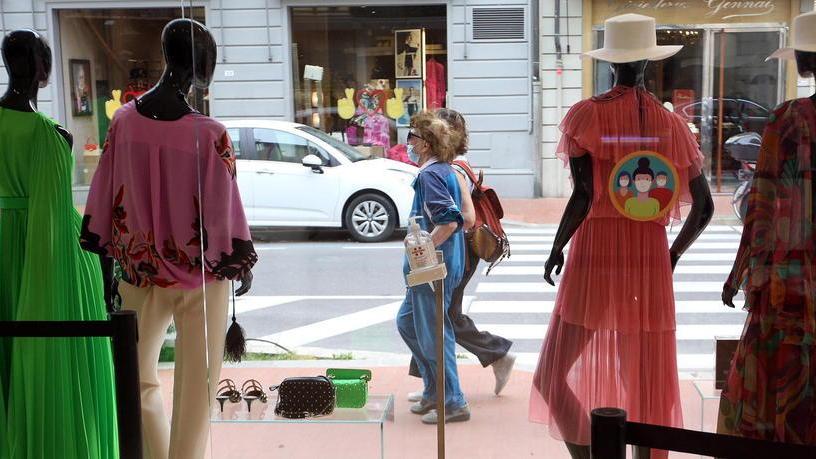 Un’immagine simbolica del giorno di riapertura dei negozi e dei locali a Montecatini (foto Paolo Nucci)