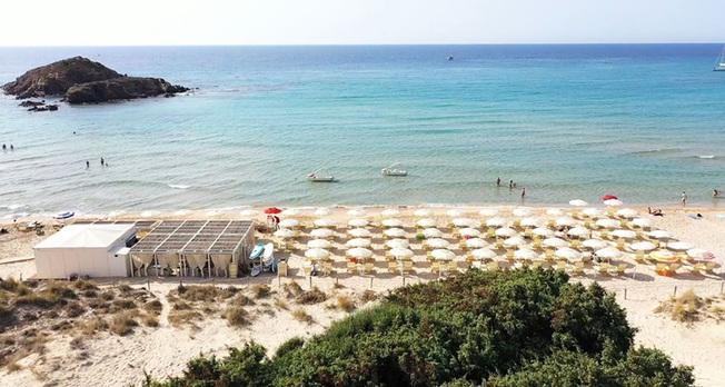 Sardegna, contrordine: sì ai bagni al mare ma a distanza 