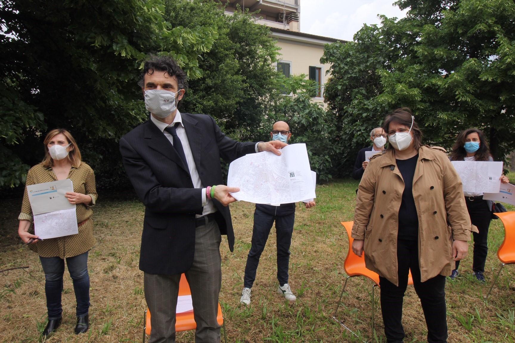 Il sindaco Biffoni mostra le planimetrie del centro storico (foto Batavia)