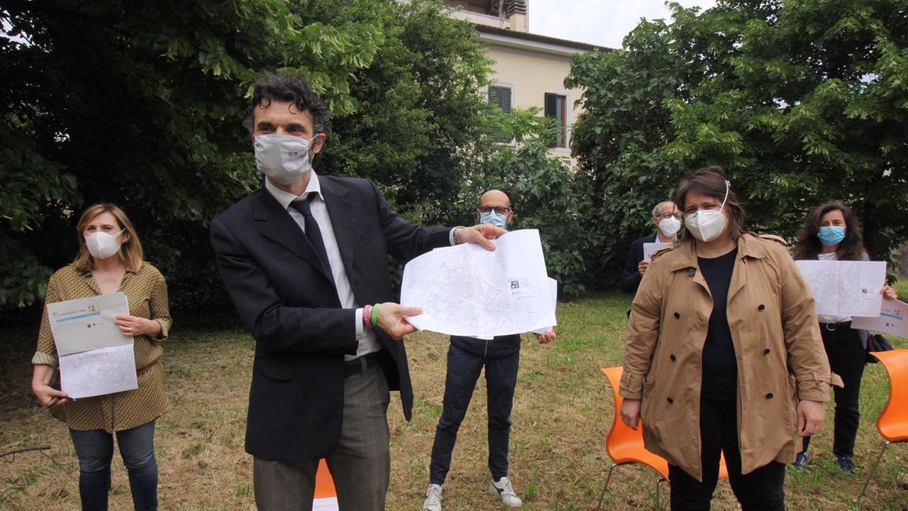 Il sindaco Biffoni mostra le planimetrie del centro storico (foto Batavia)